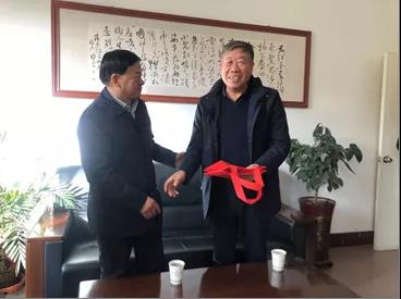 敦煌種業(yè)領(lǐng)導(dǎo)看望慰問公司老干部、老黨員及困難黨員職工