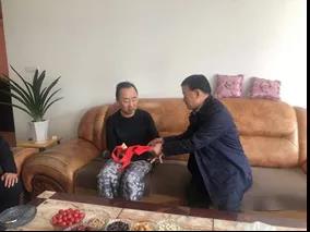 敦煌種業(yè)領(lǐng)導(dǎo)看望慰問公司老干部、老黨員及困難黨員職工