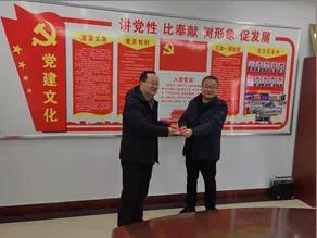 敦煌種業(yè)領(lǐng)導(dǎo)看望慰問公司老干部、老黨員及困難黨員職工